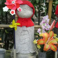 Besonders glücklicher japanischer Gartenzwerg