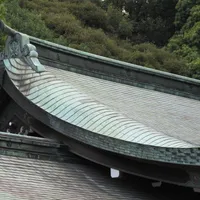 Dach eines Nebengebäudes des Meiji-Schreins. Nicht im Bild: Jede Menge Touristen