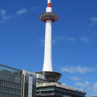 Kyoto Tower. Das schmale Gebäude links davon ist übrigens mein Hotel.