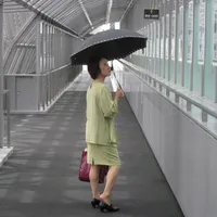 Dame mit Schirm im Gebäude (11. Stock)