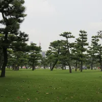Ein Park neben dem Park um den Kaiserpalast