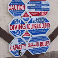 Die Warnschilder am Pool meines Hotels... und jetzt - tatatataaaaa...