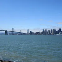 San Francisco von Treasure Island aus gesehen. Das links ist die Bay Bridge