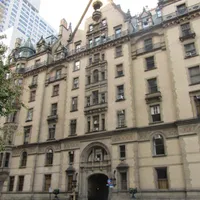 Dakota Building: Hier hat John Lennon gewohnt und wurde vor diesem Eingang erschossen.